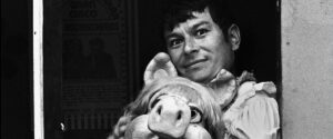 Paz Errázuriz. Miss Piggy II, Santiago, de la serie El circo, 1984. Colecciones Fundación Mapfre © Paz Errázuriz Körner, VEGAP, Málaga, 2026
